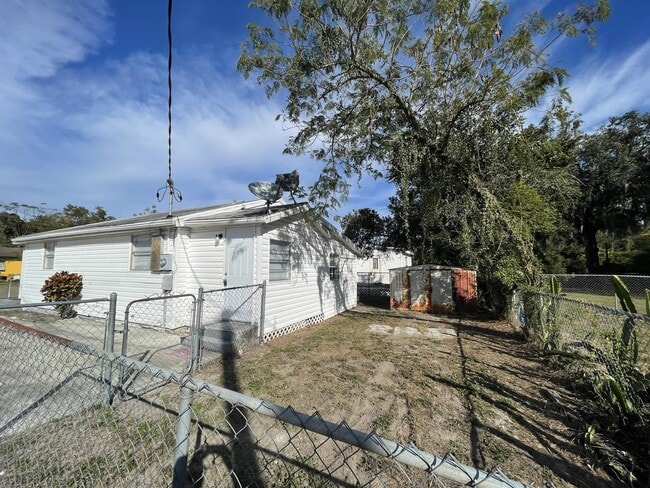 Building Photo - 2405 Everett St