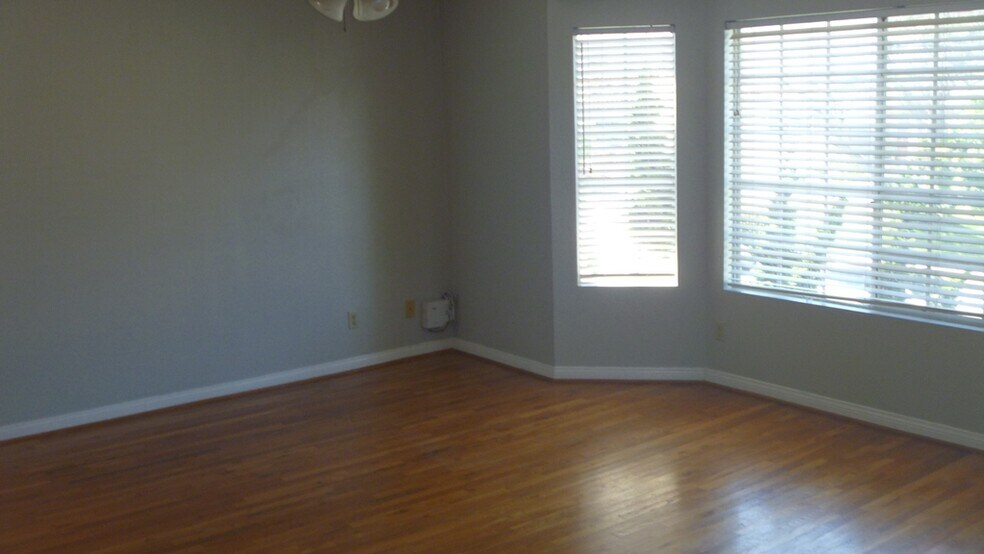 MASTER BEDROOM (LARGE) WITH BAY WINDOWS & VIEWS - 2106 Clark Ln