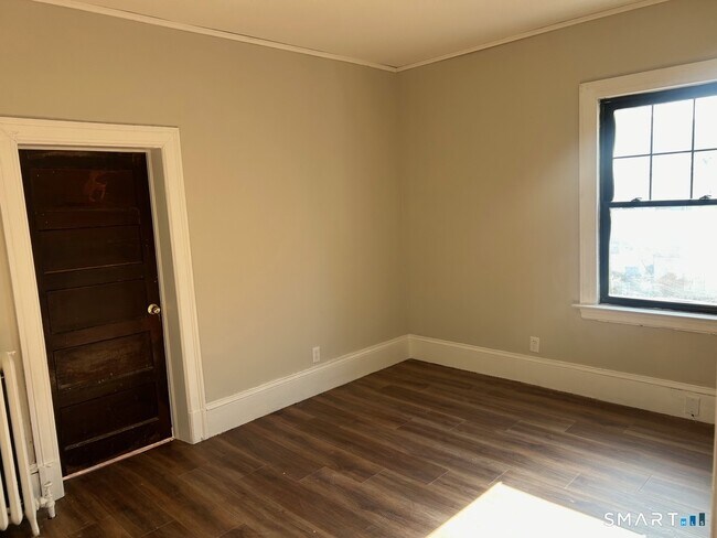 Building Photo - 304 Edgewood St