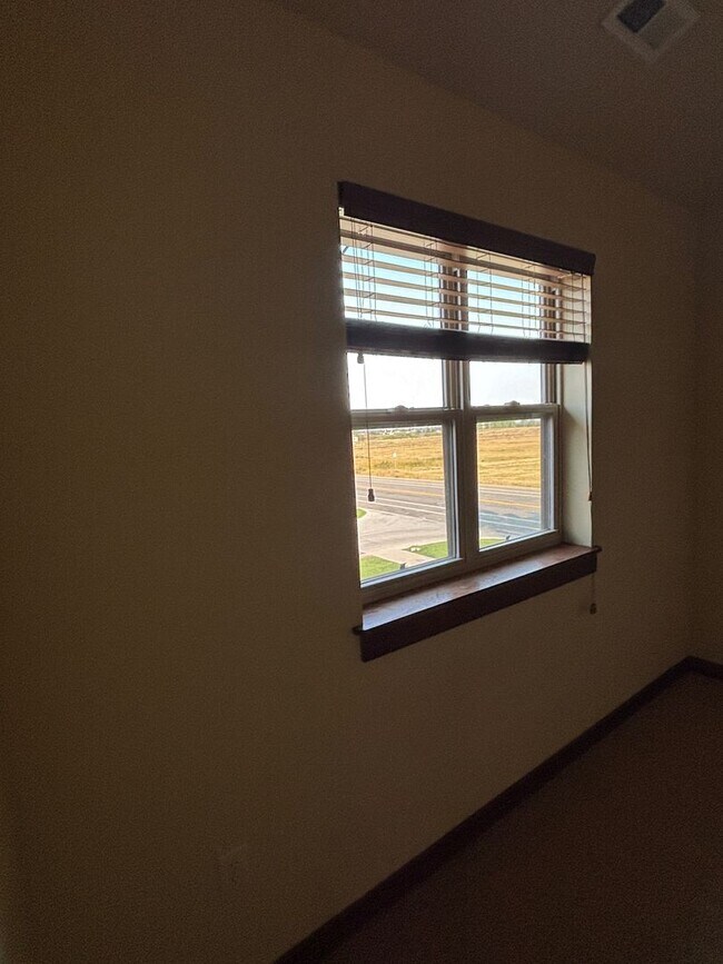 Building Photo - FIRST MONTH'S RENT FREE! New lower rent $1850