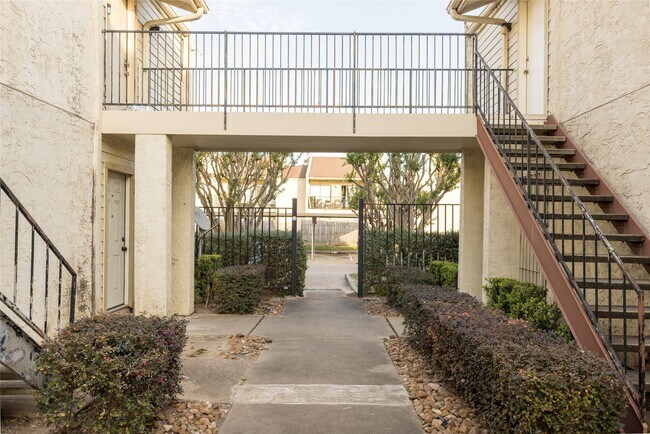 Building Photo - 10075 Westpark Dr