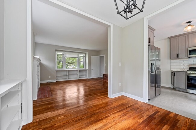 Building Photo - 1122 Lower Ferry Rd