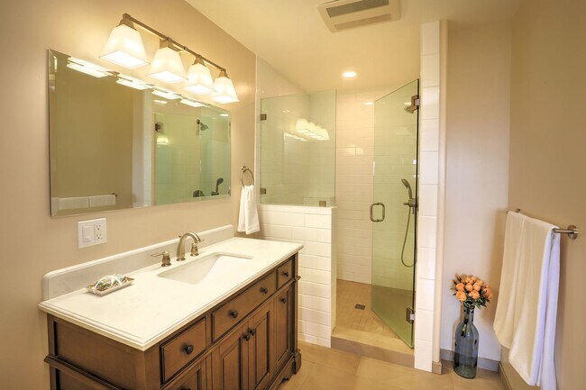 Building Photo - 731 Las Canoas Pl