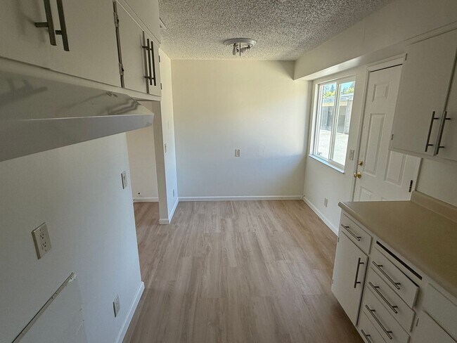 Building Photo - 1323 Edwards Ave
