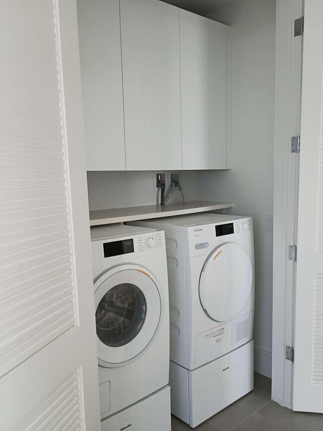 Building Photo - 220 Lake Shore Dr