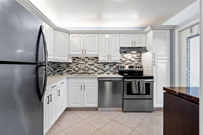 Building Photo - 3151 S Palm Aire Dr