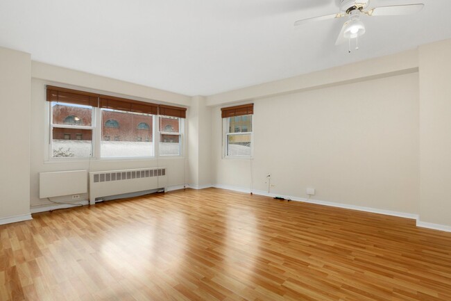 Building Photo - 2909 N Sheridan Rd