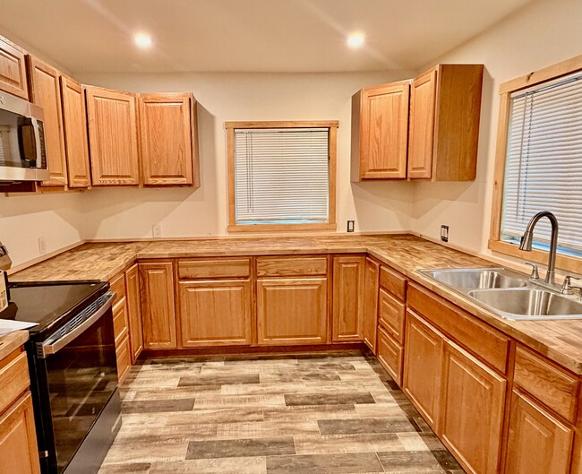 Building Photo - 25890 Wayne Rd