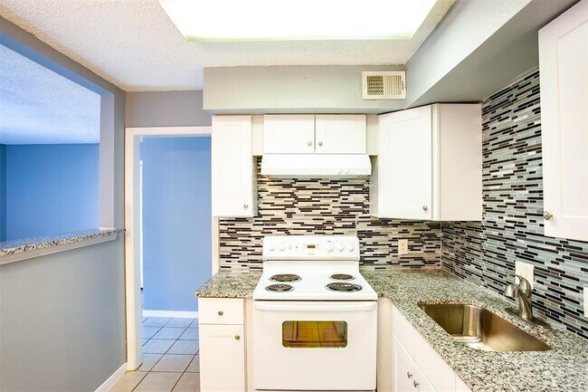 Building Photo - 2215 Mission Hill Dr