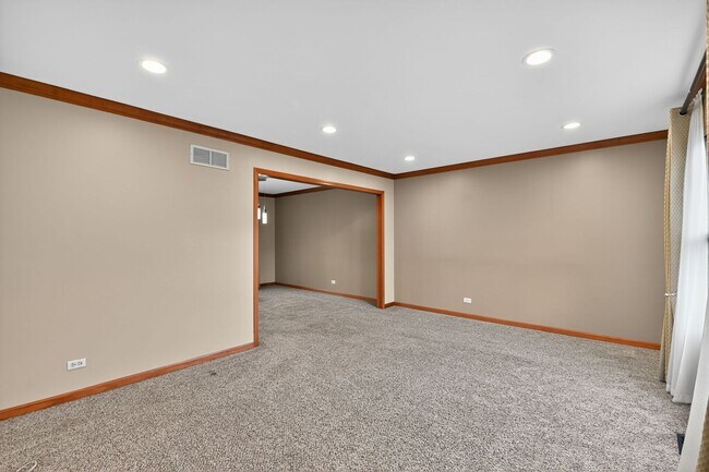 Building Photo - 1163 Shoreline Dr