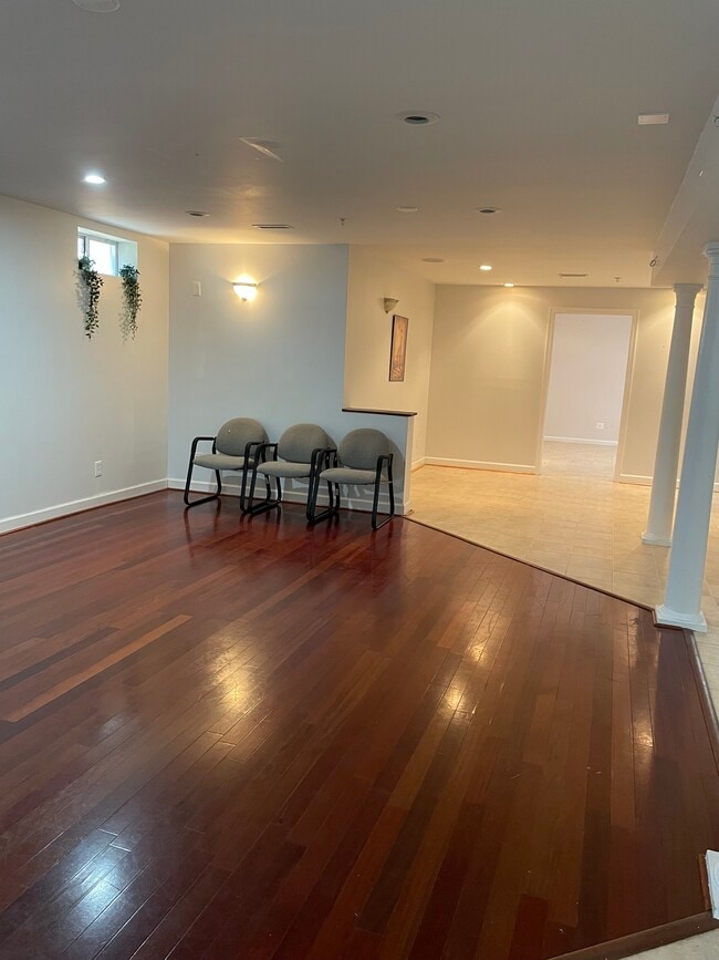 Building Photo - 10801 Glenshire Dr