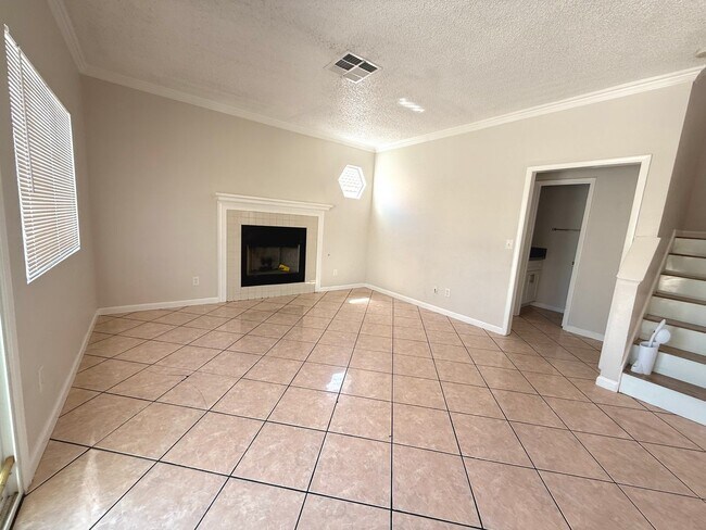 Building Photo - GORGEOUS 3BED/2.5BATH SINGLE FAMILY HOME