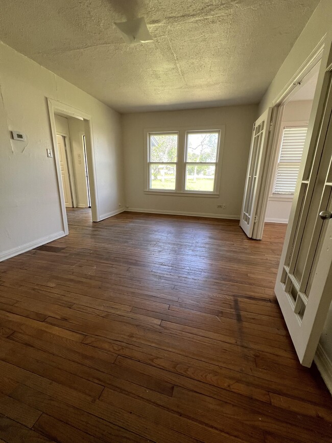 Building Photo - 135 Rainbow Dr