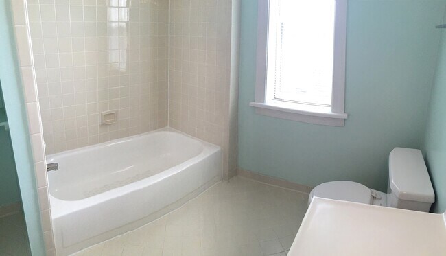 Main Bath - 1724 17th St NW