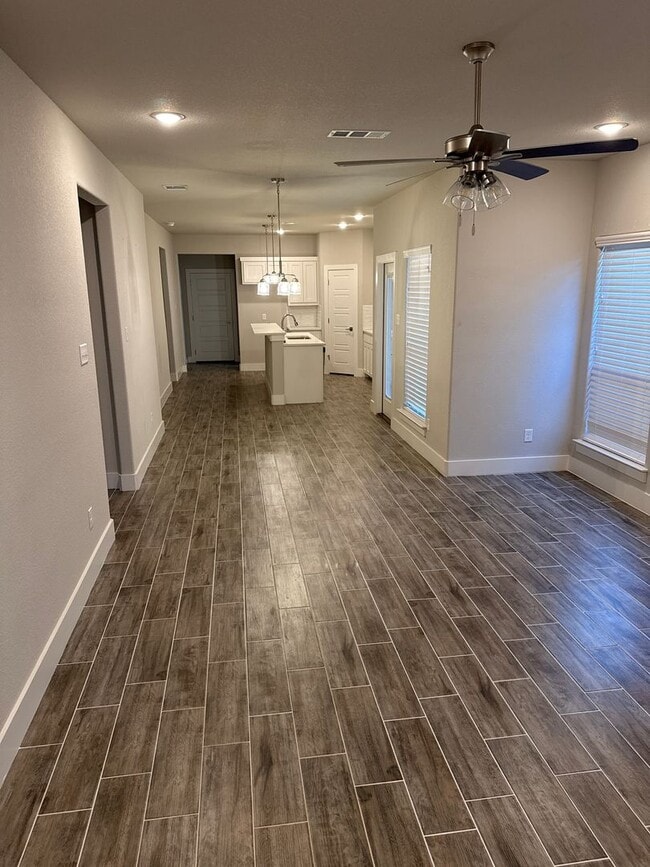 Building Photo - 3/2/2 MOVE IN SPECIALS -Great Location -