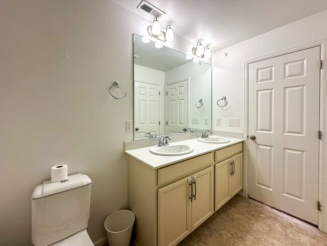 Building Photo - CORNER 3bd 2.5ba paired home in Trails Edge!