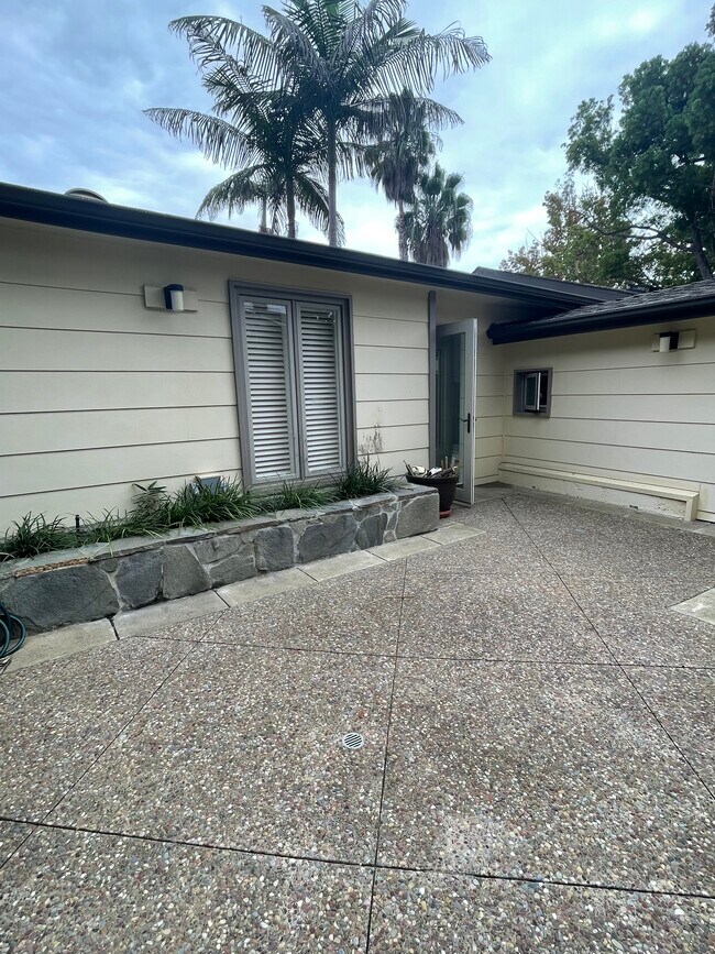 Building Photo - 1246 Temple Ter