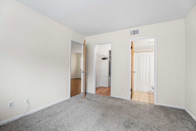 Building Photo - Move-In Ready 2 BR/ 2BA Condo on Southside...