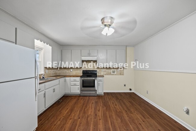 Building Photo - 3-Bedroom Home in Private Setting Minutes ...