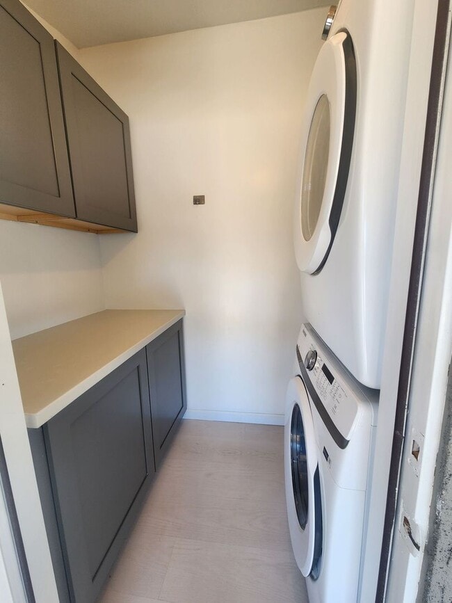 Building Photo - Gorgeous 2 Bedroom 1 Bath