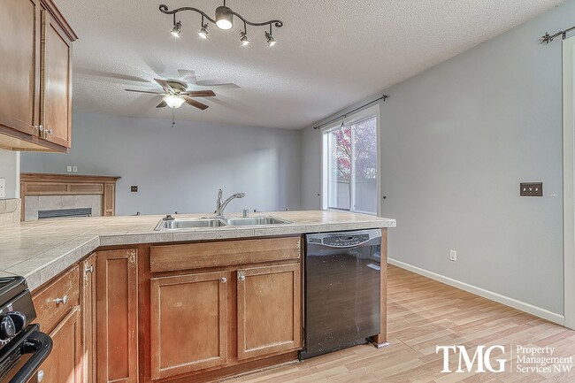 Building Photo - Lovely 3 Bed 2.5 Bath Home in Minnehaha Neighborhood!