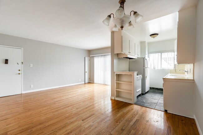 Building Photo - 1051 S Cochran Ave