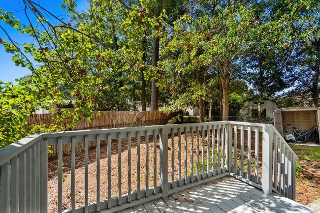Building Photo - End unit of a Triplex within walking dista...