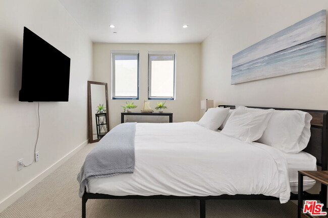 Building Photo - 3843 Rambla Pacifico St