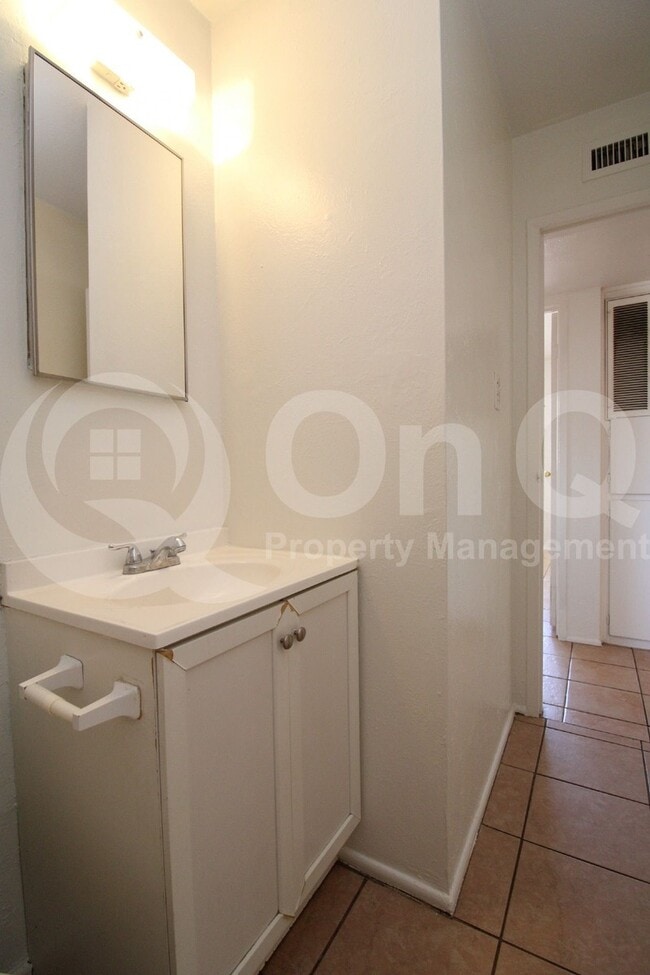 Building Photo - 1346 N 41st Ave