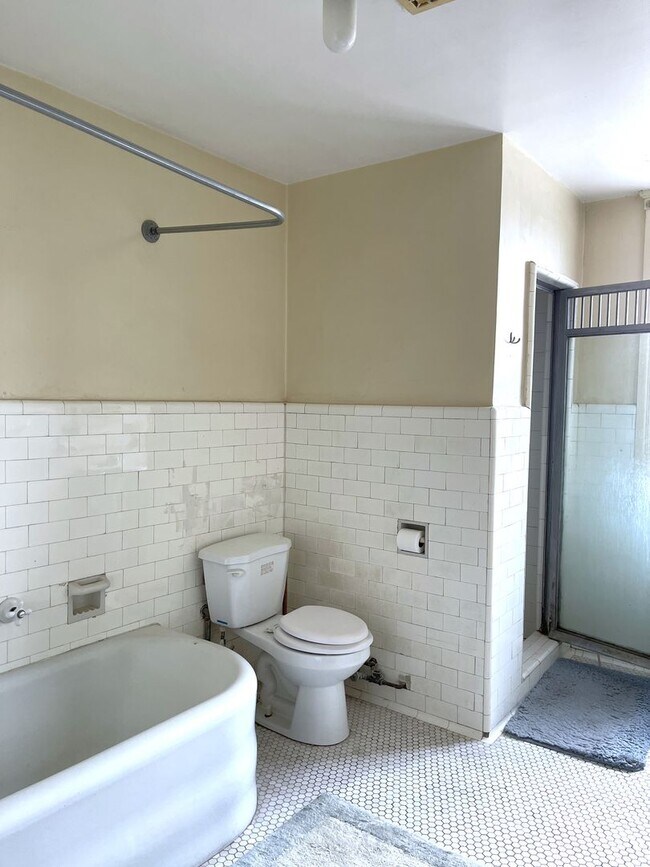 Building Photo - 409 S Pacific Ave