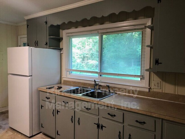 Building Photo - 2704 Ridgewood Ln