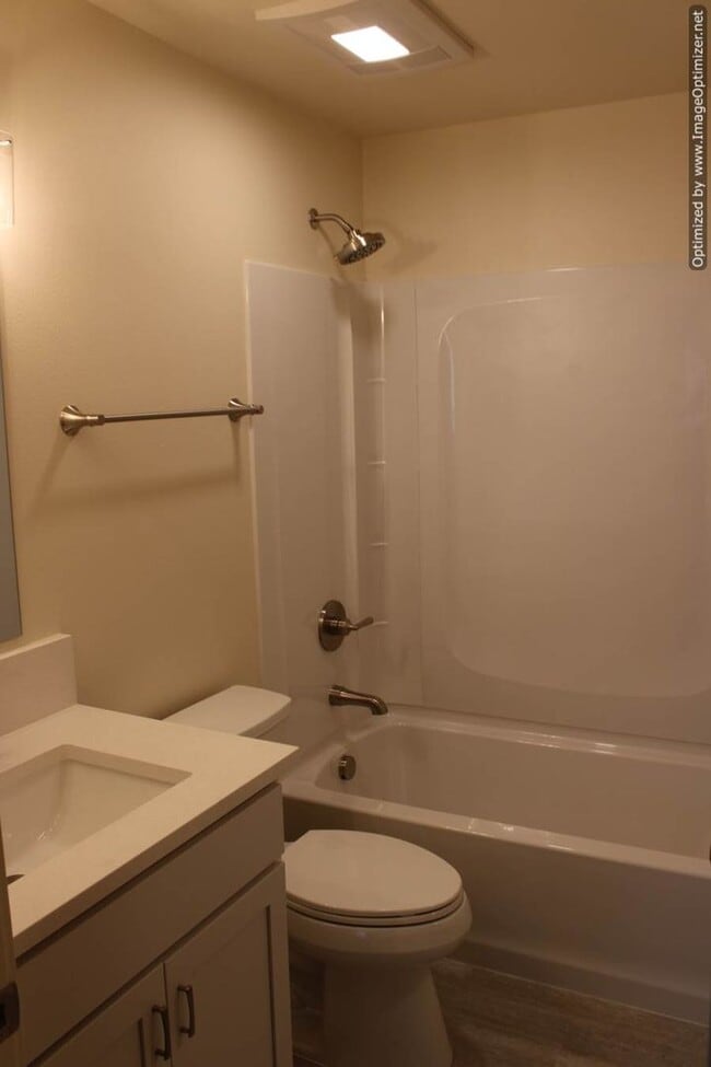 Building Photo - Bright Updated -2 bedroom 2 bath Duplex