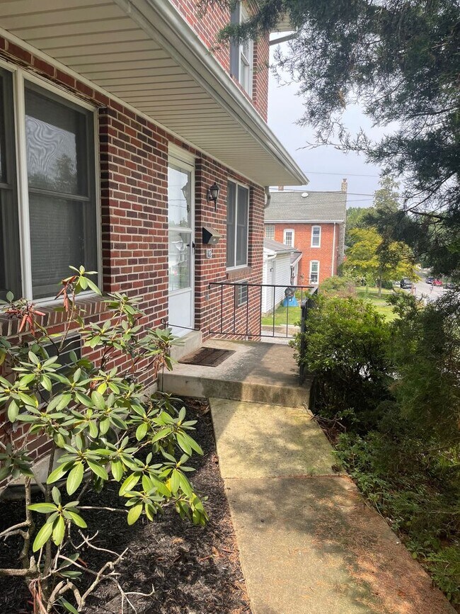 Building Photo - 550 S Hanover St