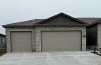 Building Photo - Brand new ranch townhome with 3 stall gara...