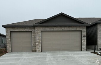 Building Photo - 2 bedroom/2.5 bathroom ranch townhome
