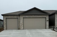 Building Photo - 2 bedroom/2.5 bathroom ranch townhome