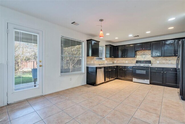 Building Photo - 1032 Doras Dr