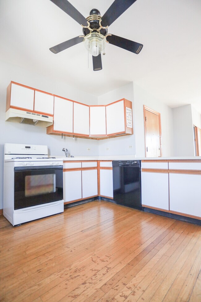 Primary Photo - 1320 W Foster Ave