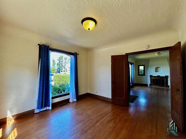 Building Photo - 413 S Main St