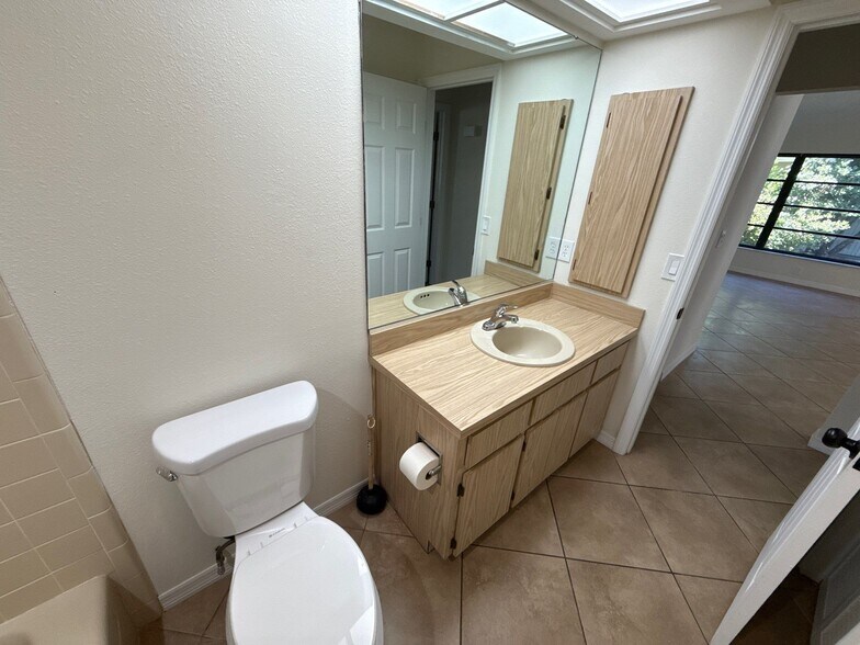 Building Photo - 100 Golfview Dr