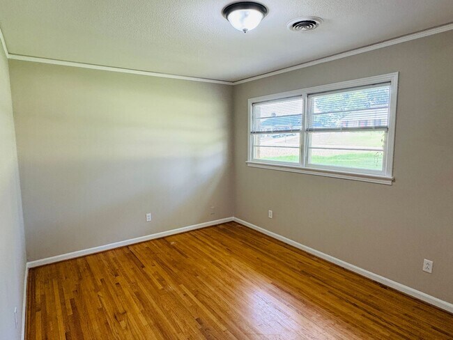 Building Photo - Freshly Renovated 4-Bedroom Retreat!
