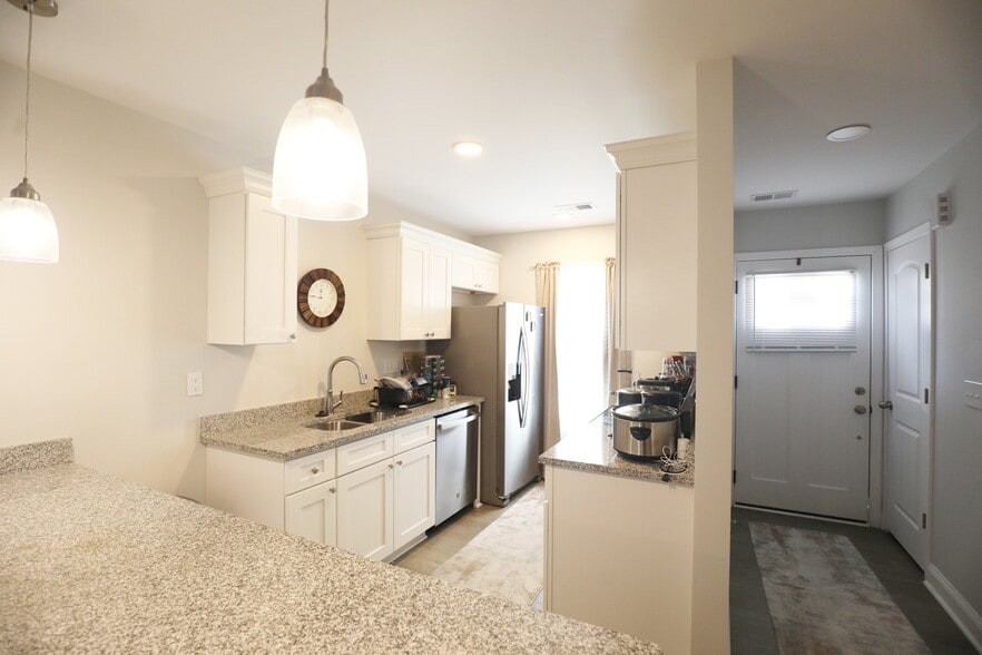 Building Photo - 1701 Tuxedo Junction Rd