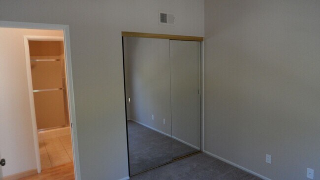Building Photo - 8215 E White Oak Ridge