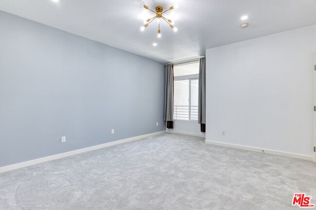 Building Photo - 401 N Serrano Ave