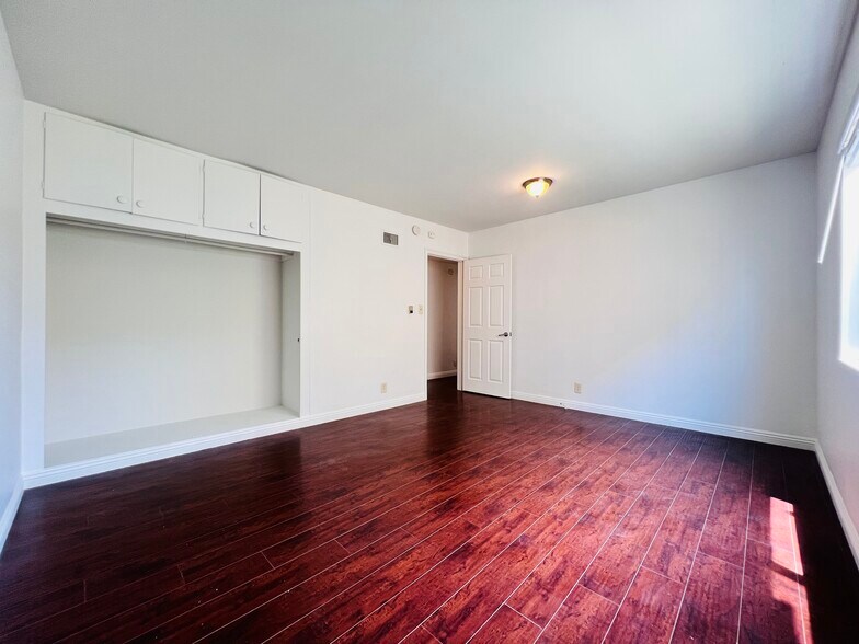 Building Photo - 1142 S Serrano Ave