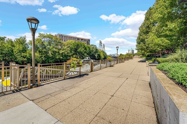 Building Photo - 1040 N Kingsbury St