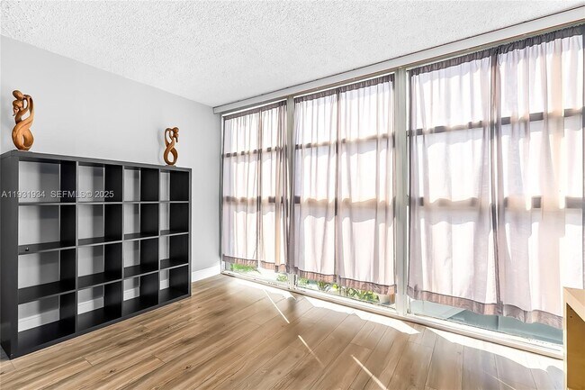 Building Photo - 400 Leslie Dr