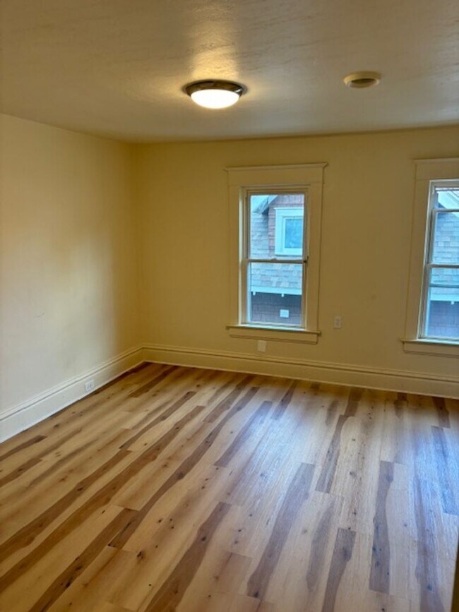 Building Photo - 834 Oakhill St SE