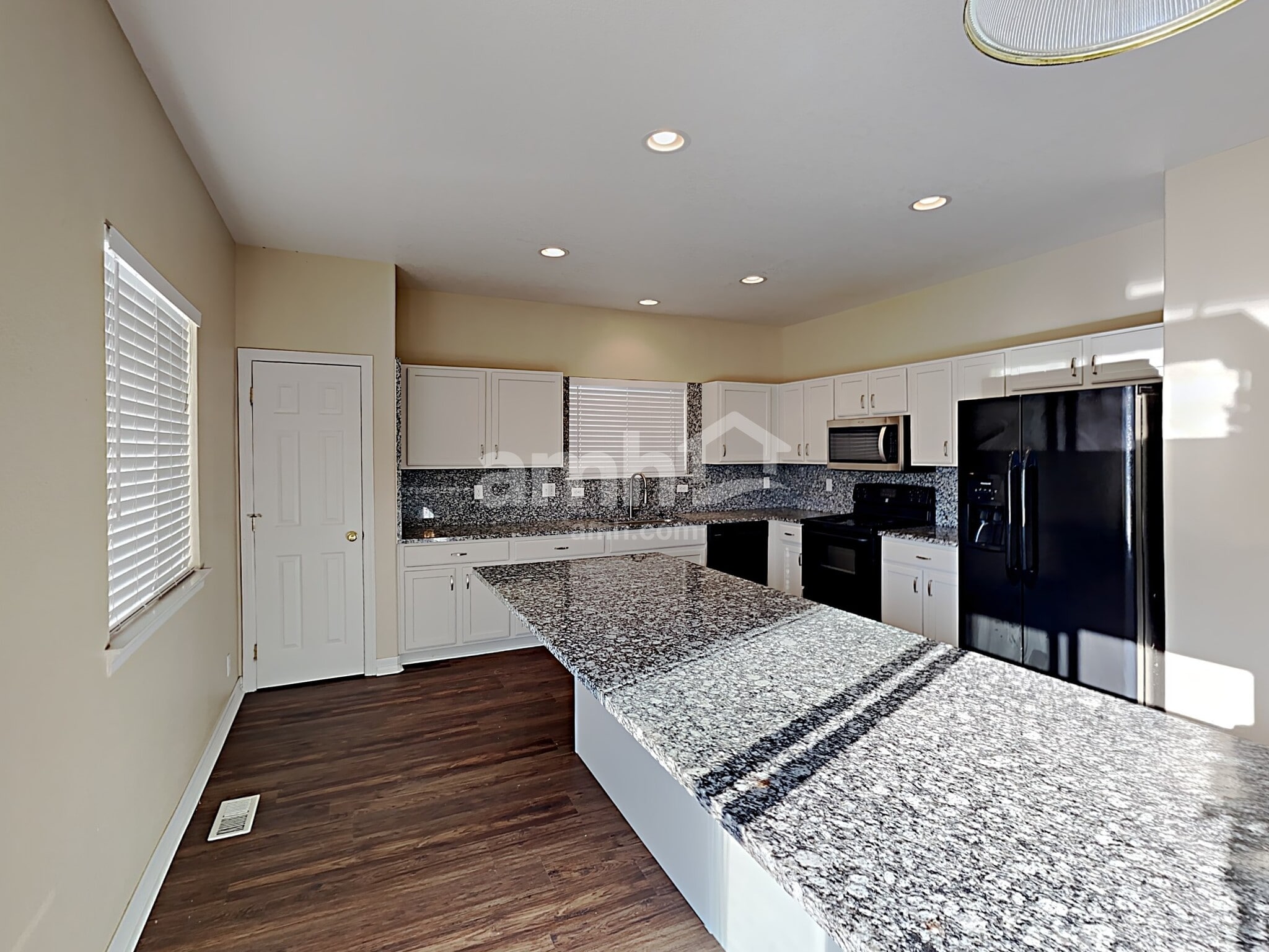 Building Photo - 13945 Jasmine St