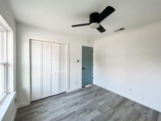 Building Photo - 6203 London Dr